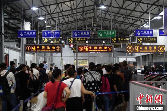 图为河口口岸联检大厅现场。 胡涛 摄 图为河口口岸联检大厅现场。 胡涛 摄