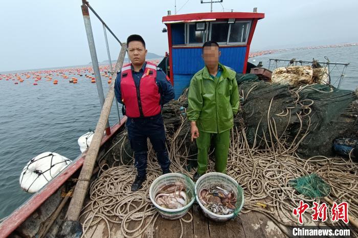 图为嫌疑人指认现场。　福州海警局 摄