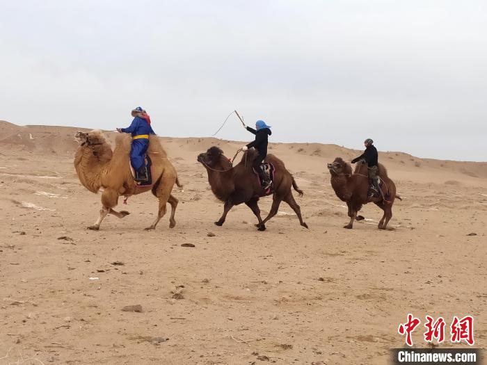 图为保护队队员骑骆驼巡护。(资料图) 哈萨娜供图