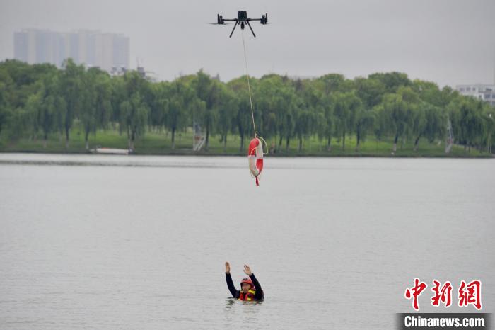 图为江西省红十字会水上救援队进行防溺水演练。　江西省红十字会供图