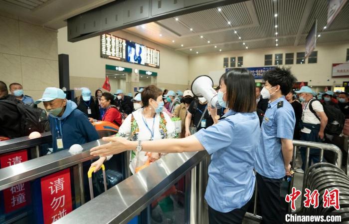 旅客检票进站。　管一伦 摄