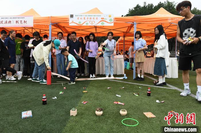 活动现场，大学生在心灵创意集市上玩套圈游戏回忆童年时光。　周毅 摄