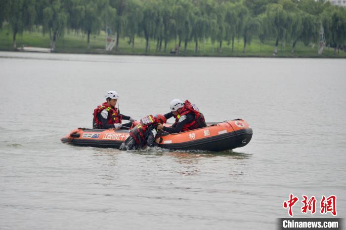图为江西省红十字会水上救援队进行防溺水演练。　江西省红十字会供图