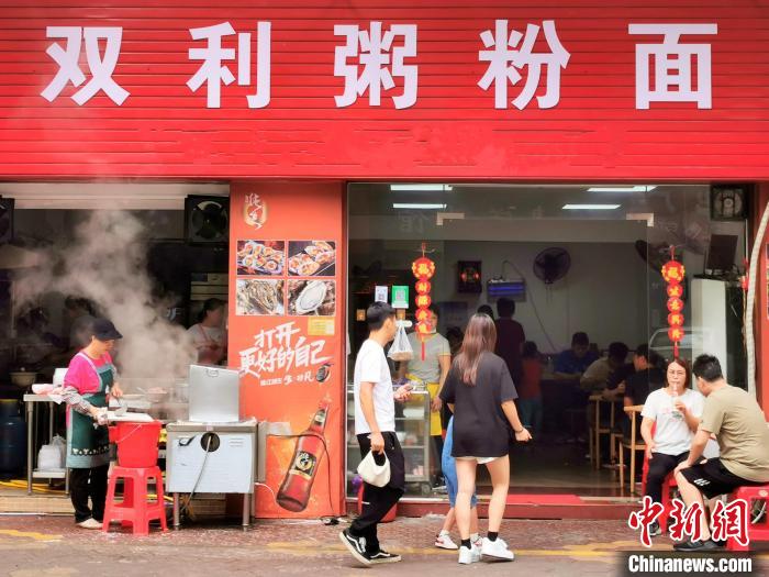 炒米粉、炊米粉、汤米粉在台山市专营“粥、粉、面”的小食店里广受青睐 李晓春 摄