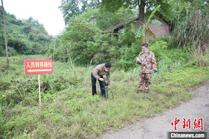 图为宜州区在洪水防御和防汛抢险应急演练过程中，通过手摇式报警器预警方式，提醒民众转移。　李山景 摄