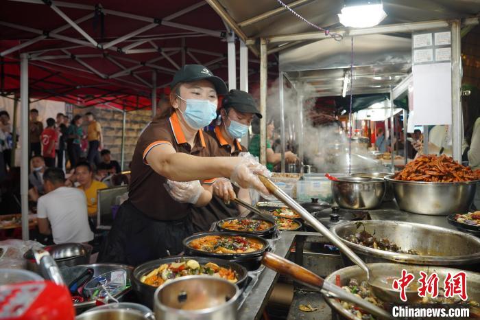 图为风情港便民夜市内的商贩正在忙碌。　韦国政 摄