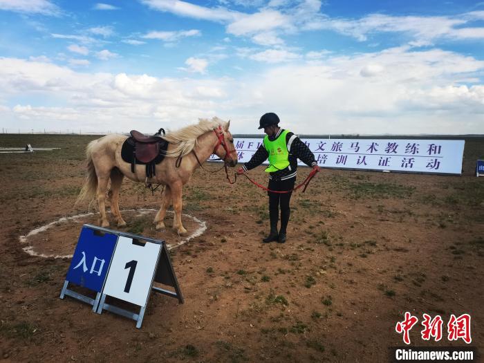 图为第二届FITE国内文旅马术教练和社会体育指导员培训认证活动(锡林浩特站)现场。　祁小叶供图