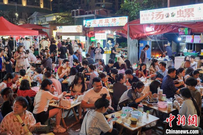 图为柳州风情港夜市。　韦国政 摄