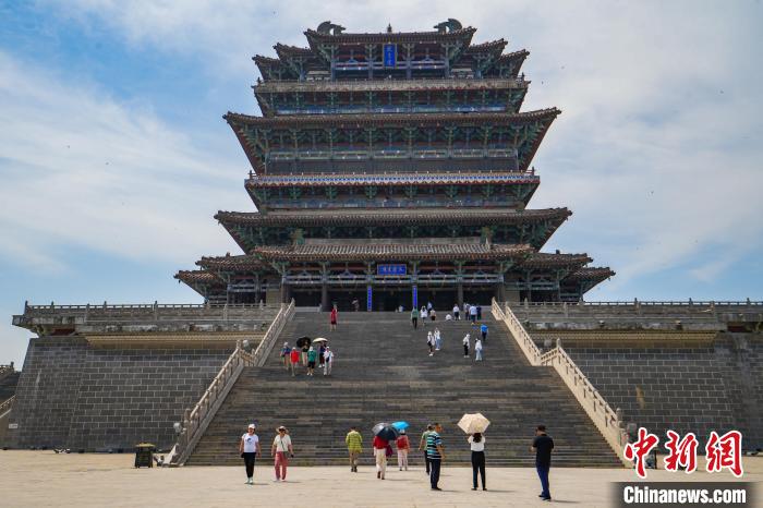 游客登鹳雀楼赏景。　武俊杰 摄