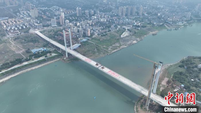 5月20日，泸州市纳溪长江大桥顺利合龙。　蜀道集团供图