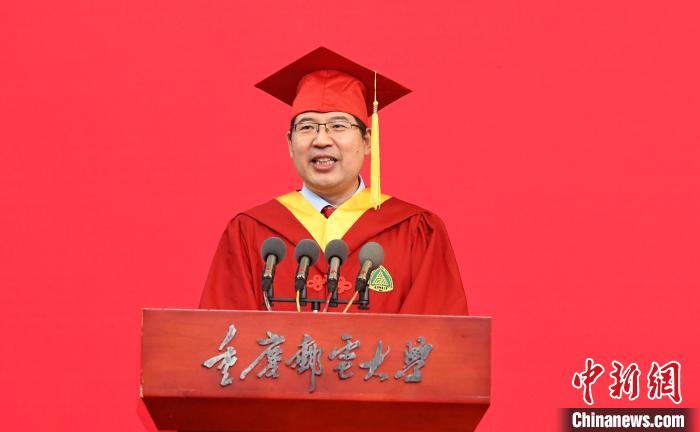 图为重庆邮电大学校长高新波寄语学子。　周毅 摄