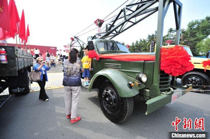 长春市民在观赏解放卡车。　高龙安 摄