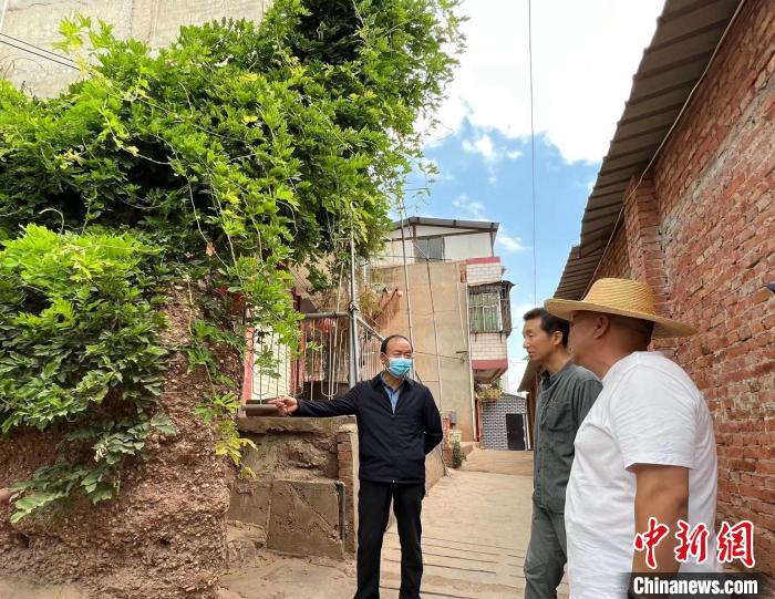 图为专家学者在滇池沿岸村庄调研。 熊佳欣 摄 图为专家学者在滇池沿岸村庄调研。 熊佳欣 摄