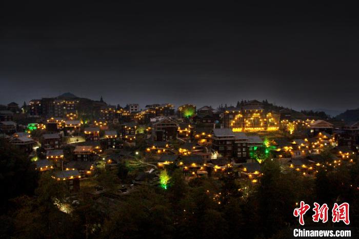 三江县布央侗寨夜景。　广西自然资源厅供图