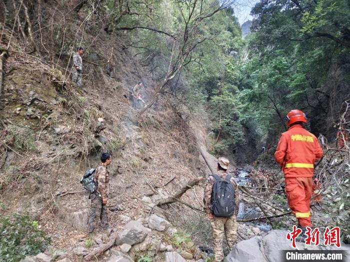 森林消防员与地方救援力量正在开辟道路。　四川森林消防供图