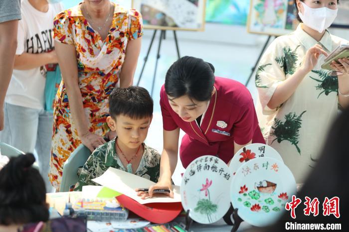 邀请孩子们参与绘画互动 南方航空 供图