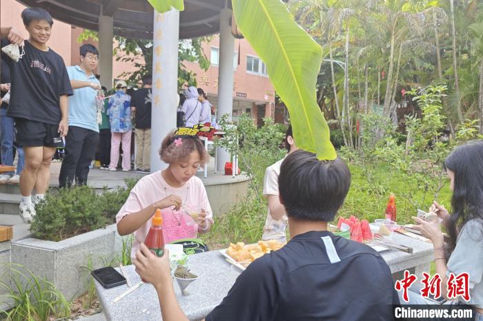 境内外学子们一起品尝粽子。　吴冠标 摄