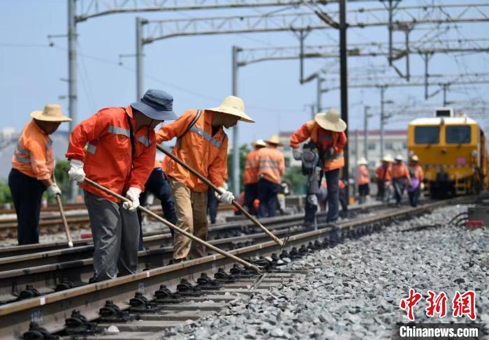 6月1日，在京九铁路庐山区段，九江桥工段的职工忙着对正线设备进行整治。　胡国林 摄