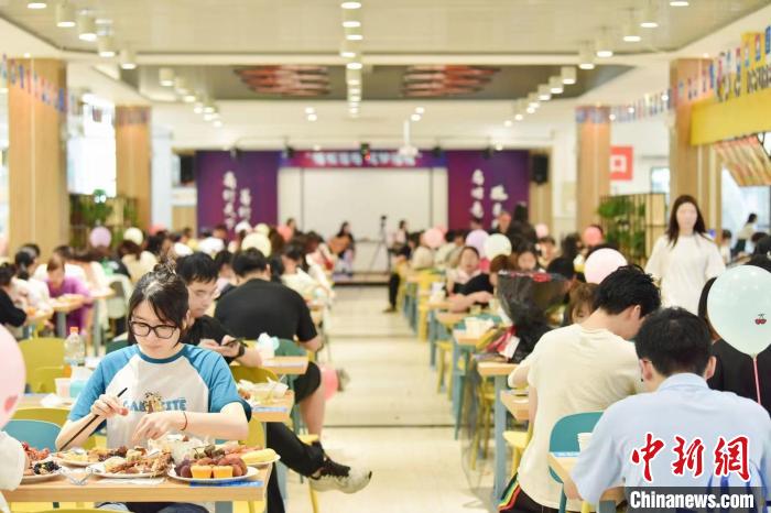 温州商学院为毕业生提供毕业自助餐的用餐现场。　温州商学院 供图