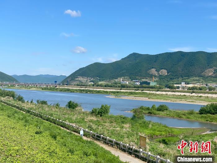 2日，图们市噶呀河畔的晴空美景。　谭伟旗 摄