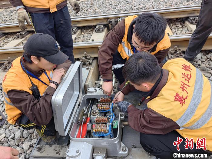 作业人员正在进行道岔和信号设备调试 范小月 摄