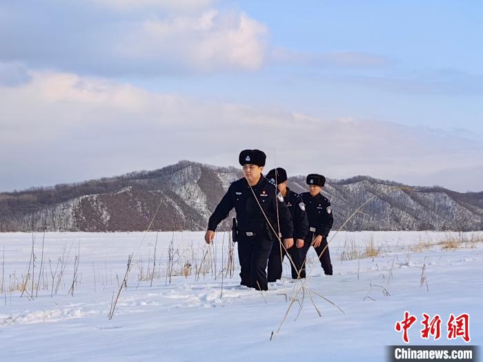 李金洋(前)在中俄界江乌苏里江江畔巡逻。　张晓辉 摄