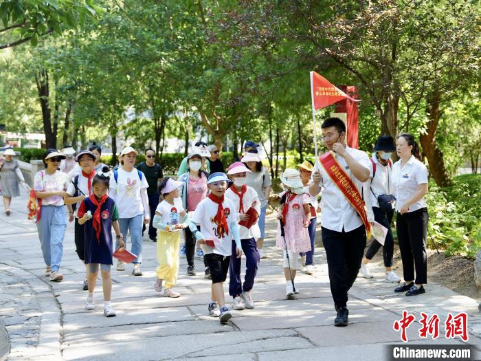 图为北京市属公园开展的讲解活动。　北京市公园管理中心供图