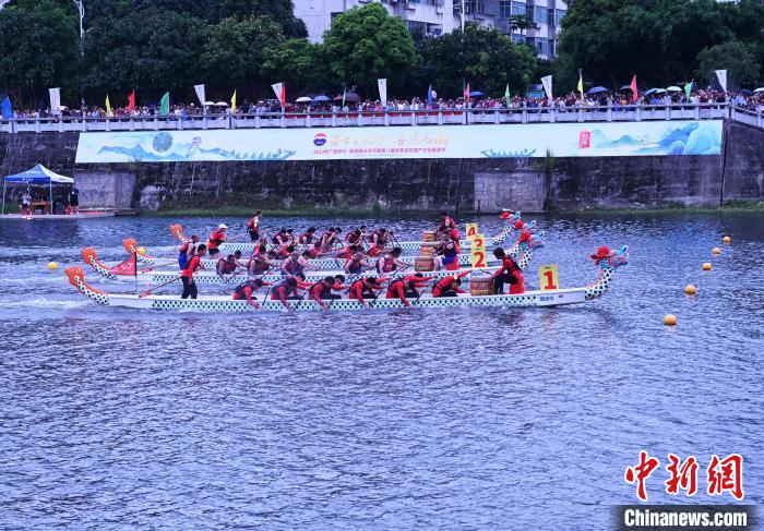 图为广西环江·毛南族分龙节龙舟公开赛现场。　杨志雄 摄