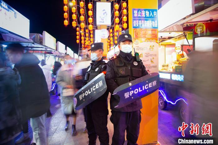 银川街头，执勤警察给民众带来满满安全感。　银川市公安局 供图