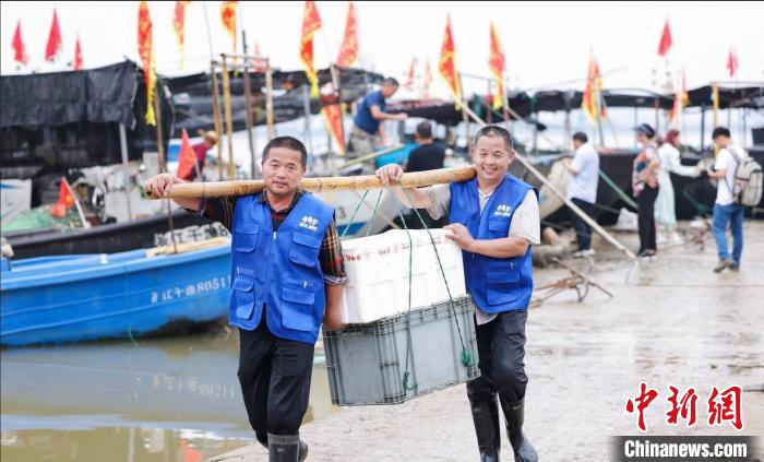 渔民满载江鲜而归。　徐德安 摄