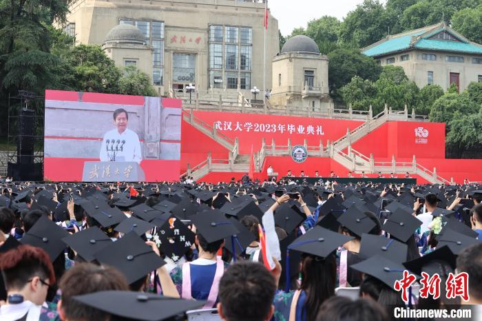 武汉大学杰出校友雷军在毕业典礼上发言 张畅 摄