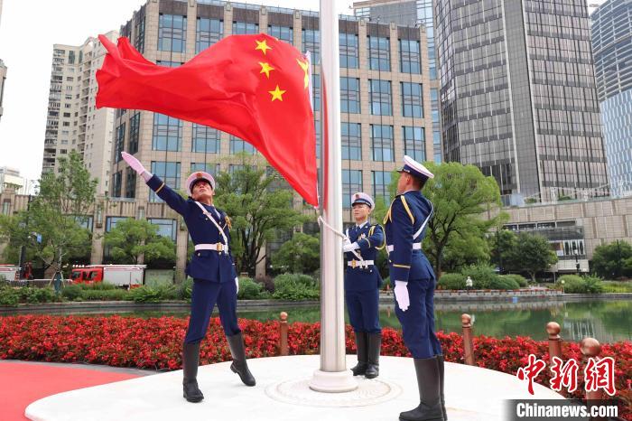 7月1日，中共一大纪念馆在一大广场举行升旗仪式。　中共一大纪念馆供图