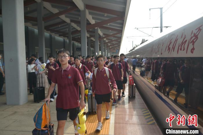 来韶参与红色研学活动的学生有序排队上车。　湘潭市委宣传部 供图