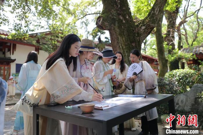 福建武夷山推出全国首个竹筏上的沉浸式剧本杀游戏。　武夷山景区 供图