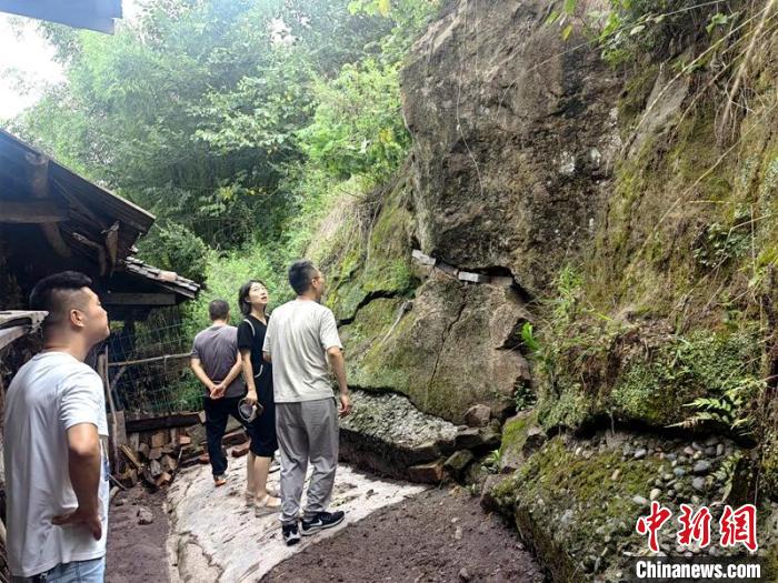 乐山市五通桥区蔡金镇开展雨后灾害点位巡查。　四川应急供图