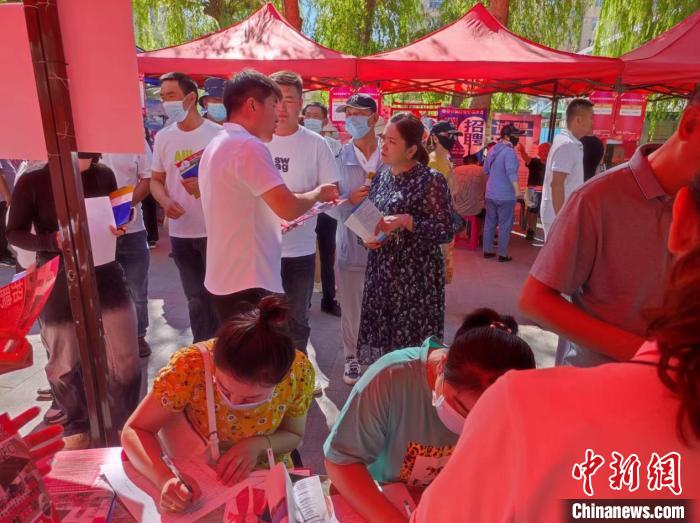 专场招聘活动现场交流洽谈 新疆人力资源和社会保障厅提供 专场招聘活动现场交流洽谈 新疆人力资源和社会保障厅提供