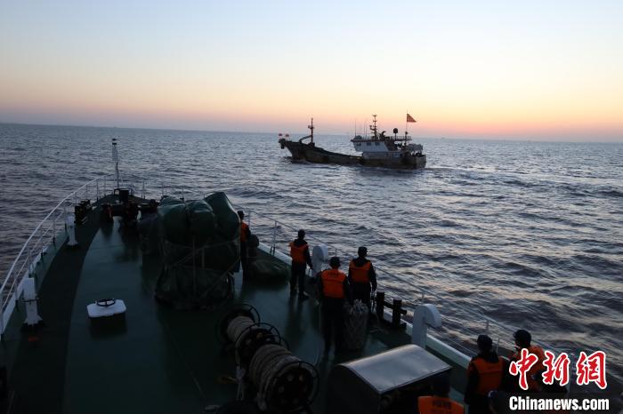 上海海警局船只在进行日常海上巡逻。　上海海警局供图