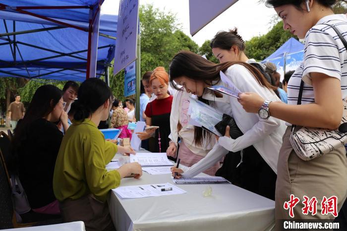 现场参会企业125家，提供岗位7034余个，进场求职7300余人，初步达成就业意向1218人(次)。　新疆公共就业服务中心提供