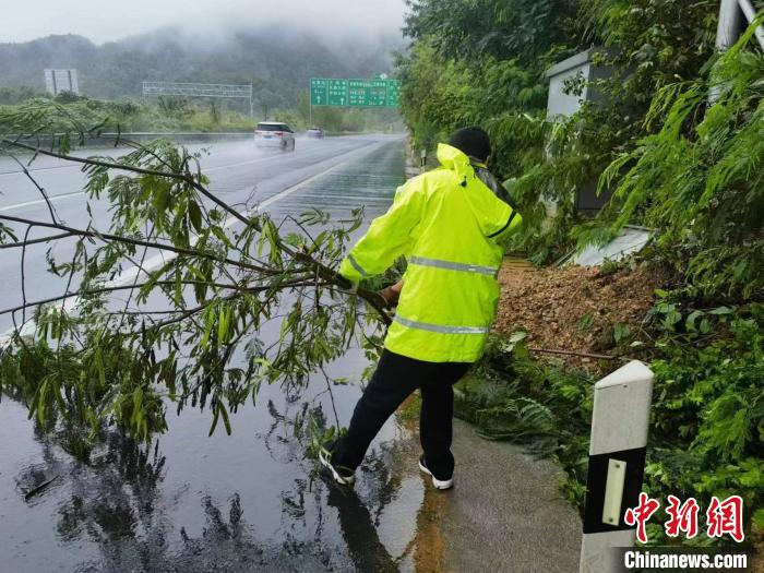 图为重庆高速公路的一处交通受阻点。　重庆高速公路集团有限公司供图