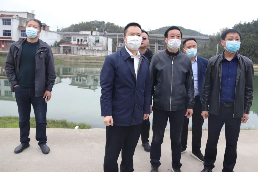 周剑峰先后到田墩镇,应家乡,四十八镇,五府山镇等地对高铁沿线环境