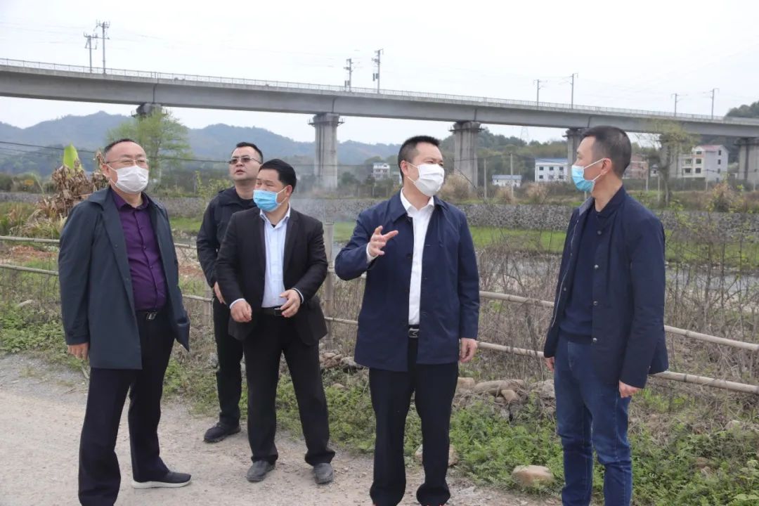 周剑峰先后到田墩镇,应家乡,四十八镇,五府山镇等地对高铁沿线环境