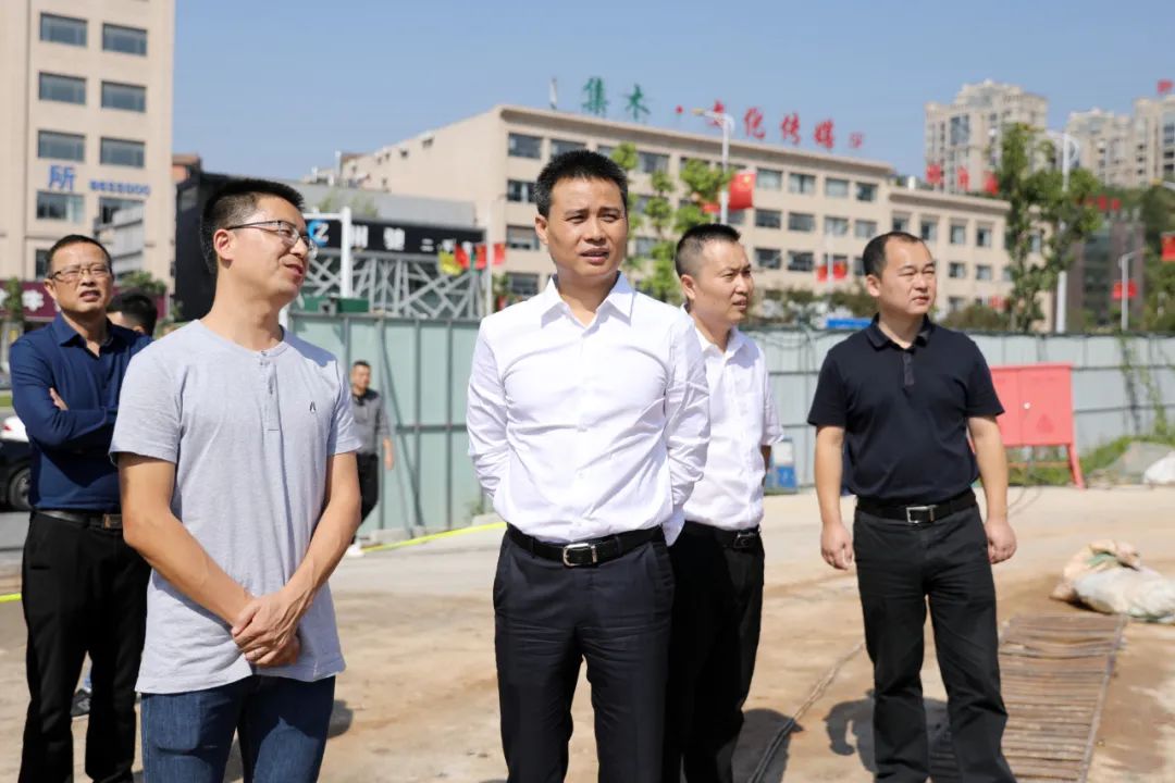 10月10日,广信区委副书记,区长何党生到槠溪河沿线现场调研槠溪河综合