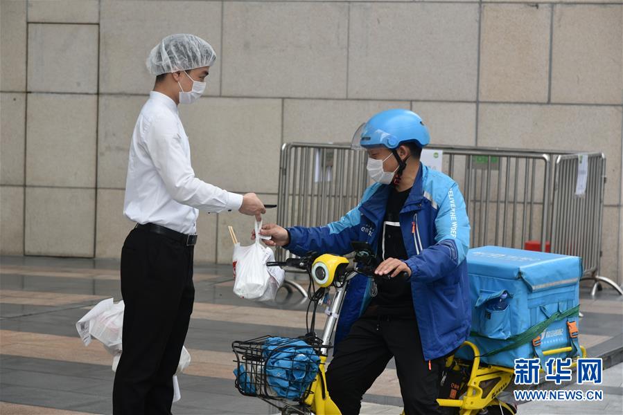 （聚焦复工复产·图文互动）（1）触网接单、开发简餐、直播卖货——餐企换招自救