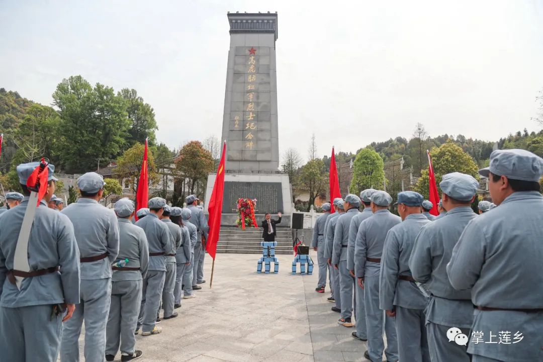 通過瞻仰紅軍烈士紀念碑,重溫入黨誓詞,齊唱革命歌曲,參觀高虎腦紅色