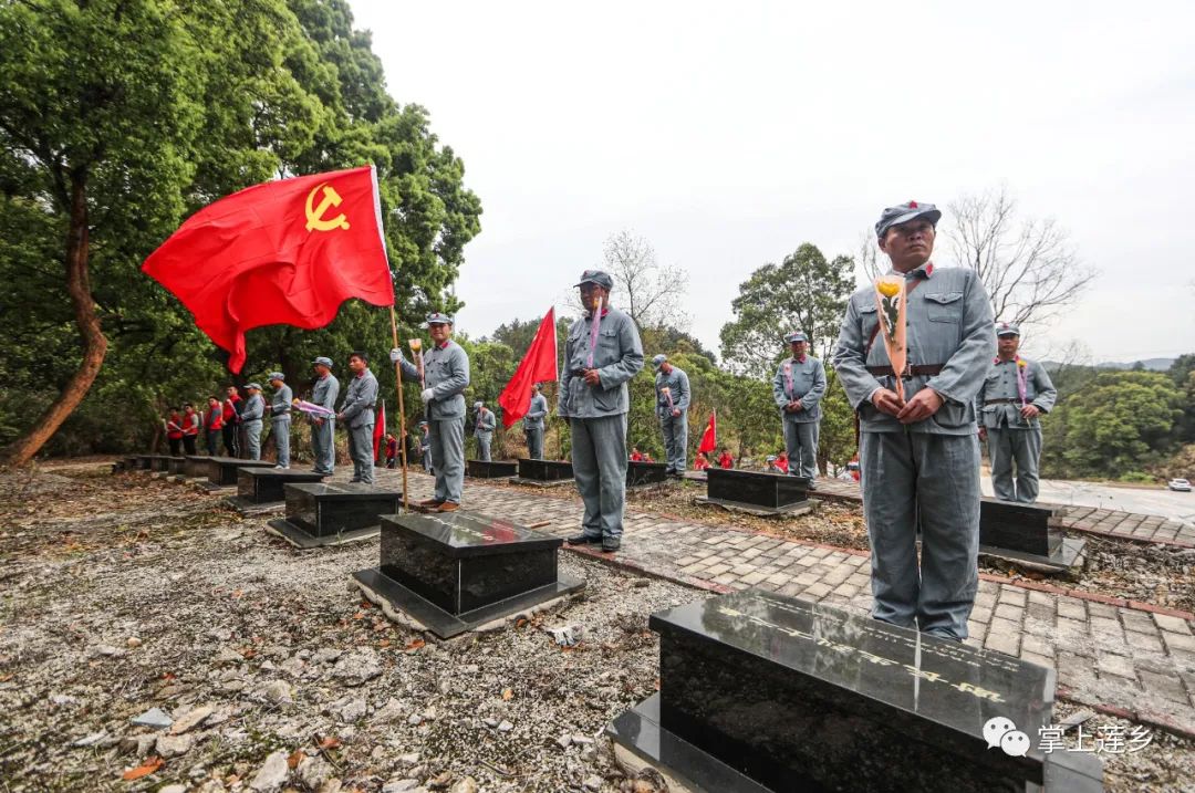 鎮村黨員幹部在這條紅軍路上 親身體驗 △重走紅軍路 向革命烈士敬禮