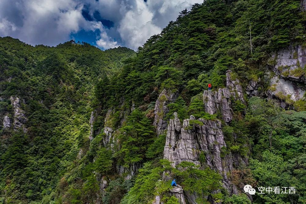 航拍江西武宁严阳山青松翠柏岩石陡峭