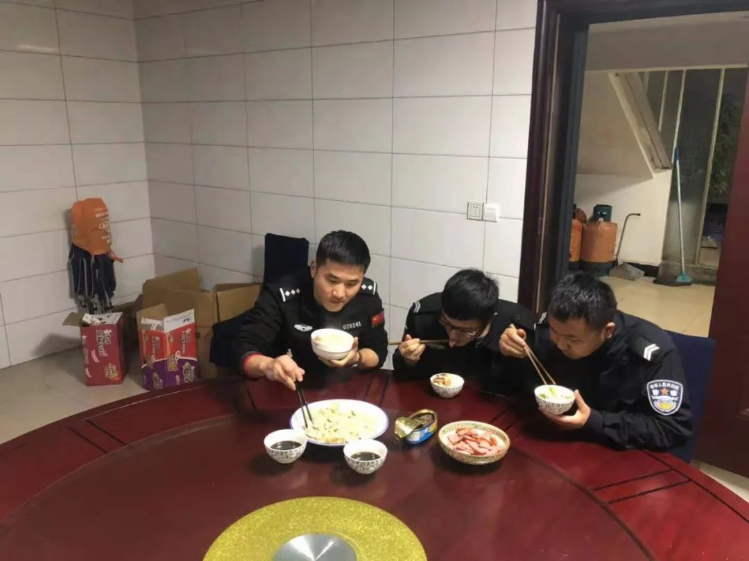 警察蜀黍们的年夜饭大比拼