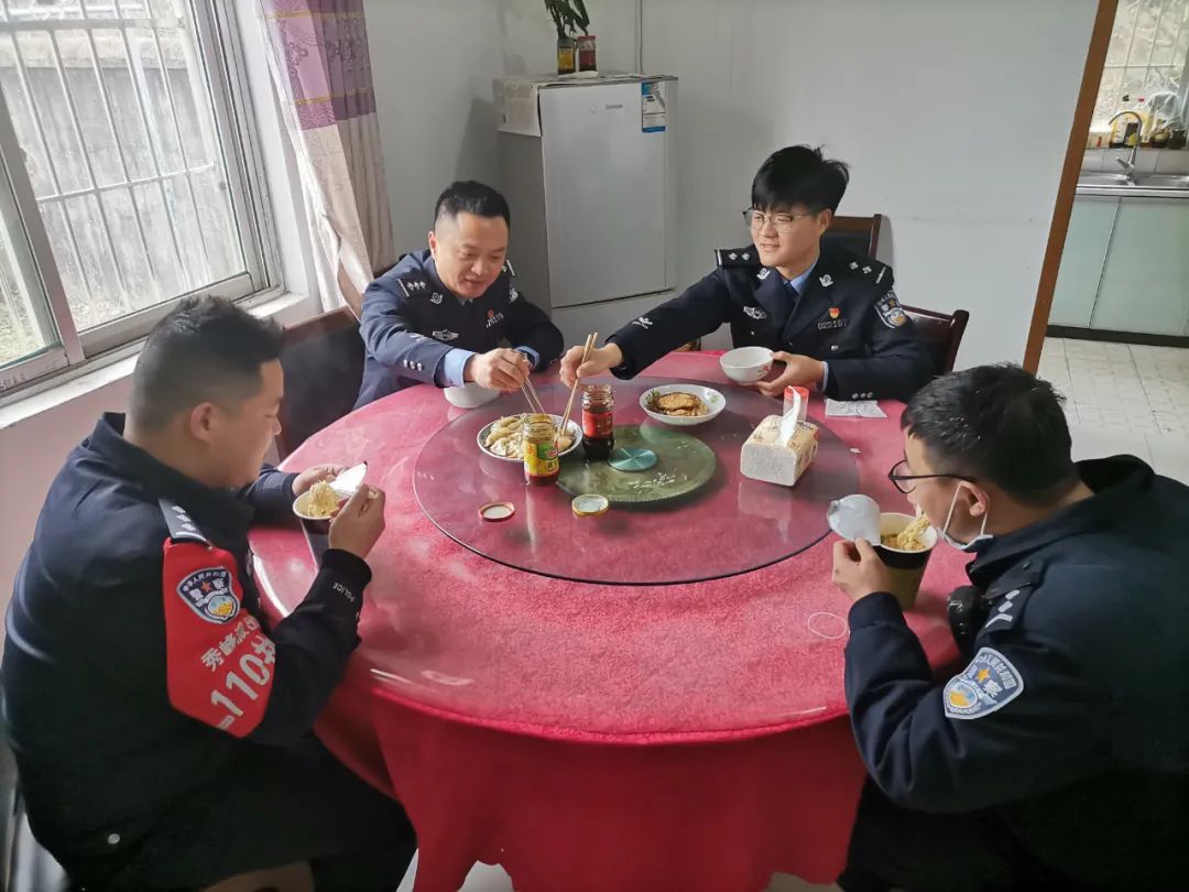 警察吃饭合影图片