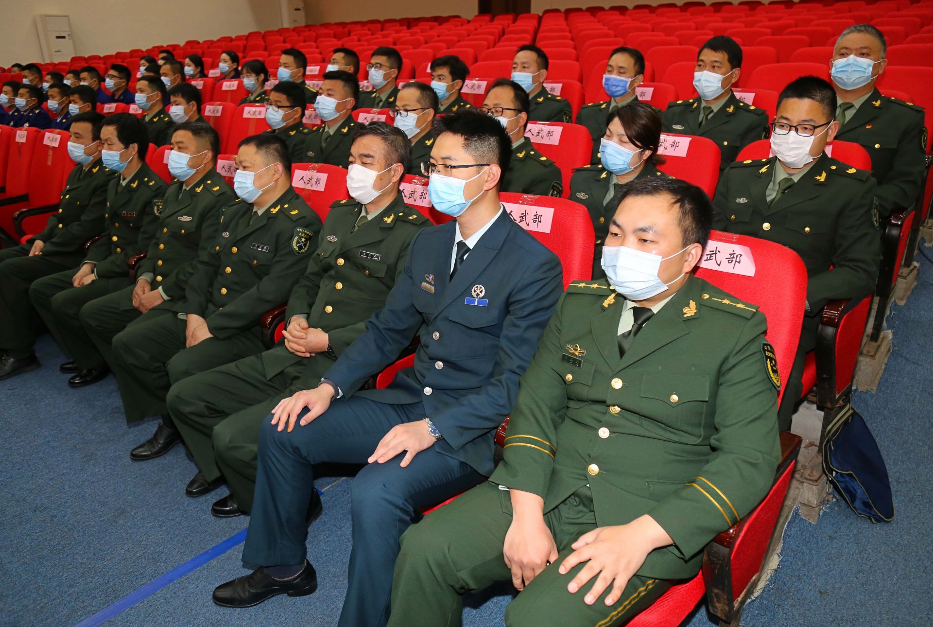 4月13日,廬山市人武部組織全體幹部文職人員職工和全市專武幹部同步