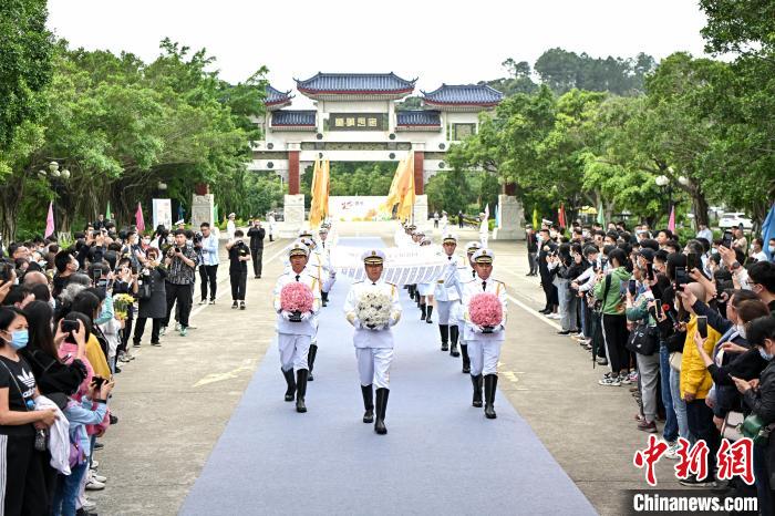 仪仗队迎灵入园 陈骥旻 摄